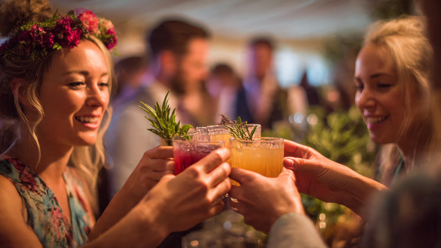 Gen Z cambia el brindis: mocktails reemplazan martinis en bodas modernas
